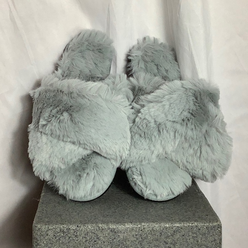 Gray Plush Open-Toe Slippers for Cozy Comfort